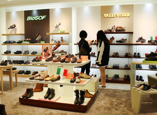 불황 속 '편안한 신발' 찾는 소비자 급증 - 뉴스 썸네일 이미지