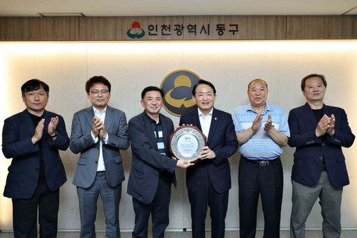 인천 동구 김찬진 구청장, 18년 표류 동인천역 개발 견인 공로…상인들 감사패 전달