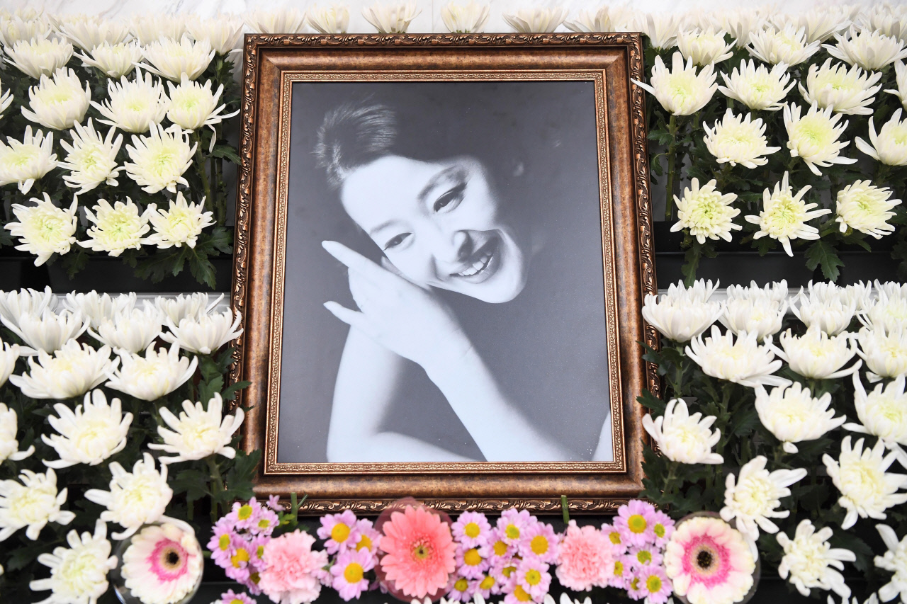 1세대 연극배우 윤석화가 뇌종양 투병 끝에 별세