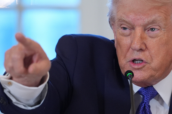 트럼프, 이란 시위대에 "기관 장악하라…도움 곧 도착"