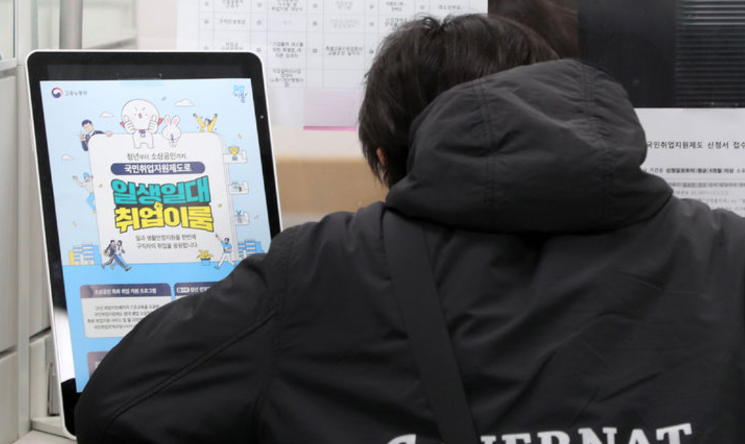 [M-커버스토리] 정년 65세로 늘리면 이중구조 심화도 불가피…연공제 타파 목소리도↑