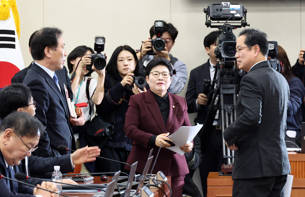 청문회장 입장도 못한 이혜훈, 野 '자료 제출' 부실 들어 파행 수순