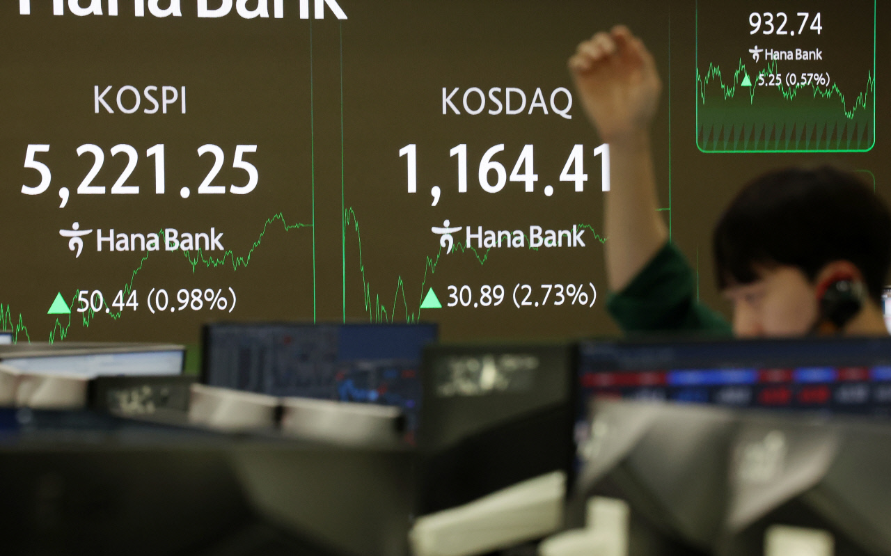 코스피 5200 돌파 '축제' vs 채권시장 '한파'…금리 동결 속 엇갈린 명암
