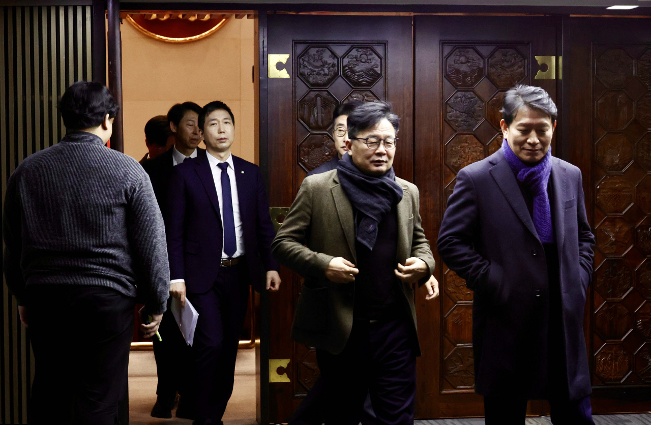 與 의총 열고 '조국혁신당 합당' 논의…"명분 있으나 추진은 어려워"