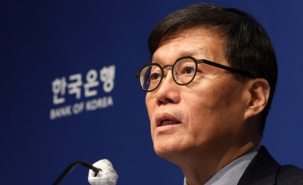 성장률 올랐지만 ‘고환율’ 전제…한은, 금리 인하 속도 늦추나