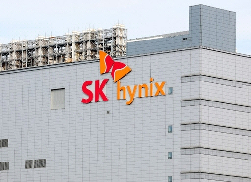 [특징주] SK하이닉스, 95만원 돌파 사상 최고가…블랙록 5% 공시