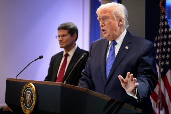 트럼프 “대법원 판결로 장난치는 국가, 더 높은 관세 맞을 것”