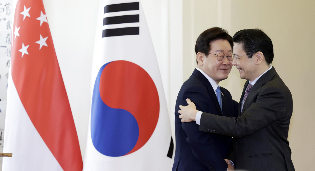 한·싱가포르 정상, FTA 개선협상 개시 합의… AI·SMR 등 5개 MOU 체결