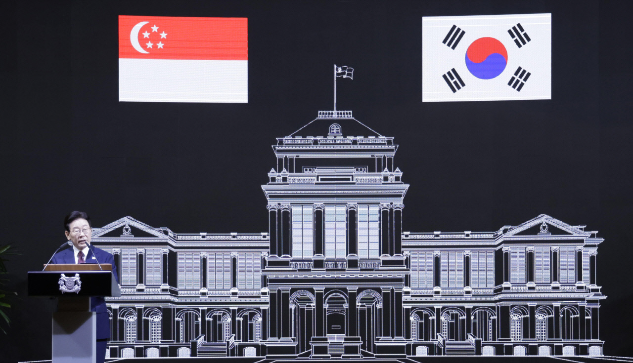 '힘의 논리'로 불확실성 높아진 국제 정세… 李, 아시아 '중견국' 싱가포르와 협력 강화