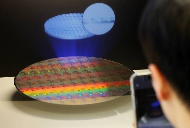 반도체가 살렸다…경상수지 132억달러 흑자