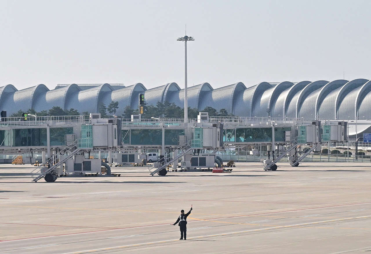 '비상경영' 항공업계, 중동 전쟁 악재…유류할증료 3배 증가