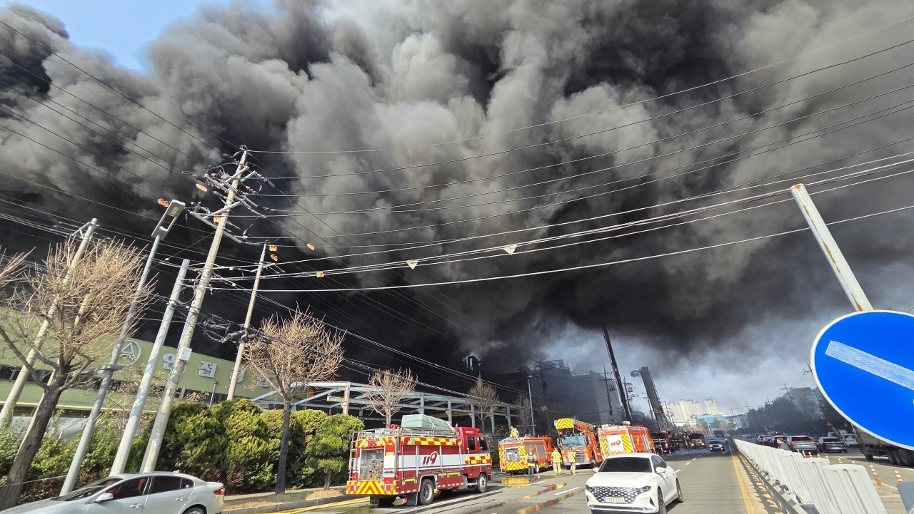 대전 車부품공장 화재, 불길 거세 초기 진화 난항…실종자 촉각