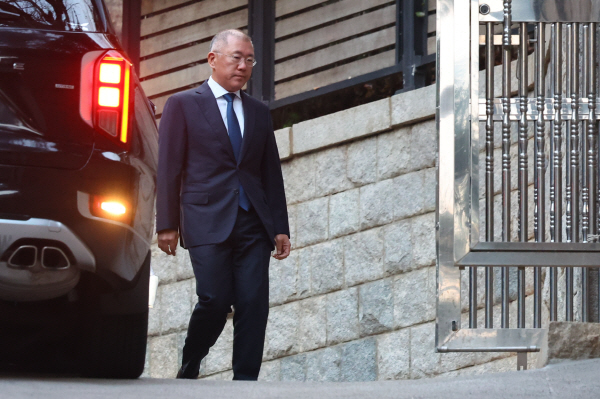 故 정주영 명예회장 25주기…범현대가 청운동 자택 집결