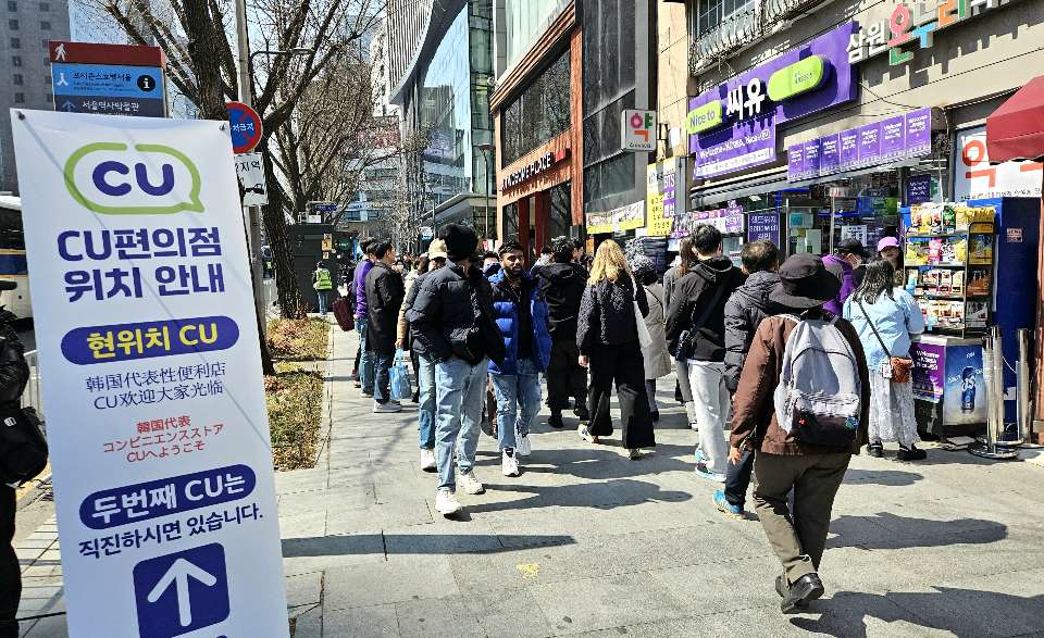 'BTS노믹스' 재가동…광화문 공연장 인근 매출 500% 늘었다