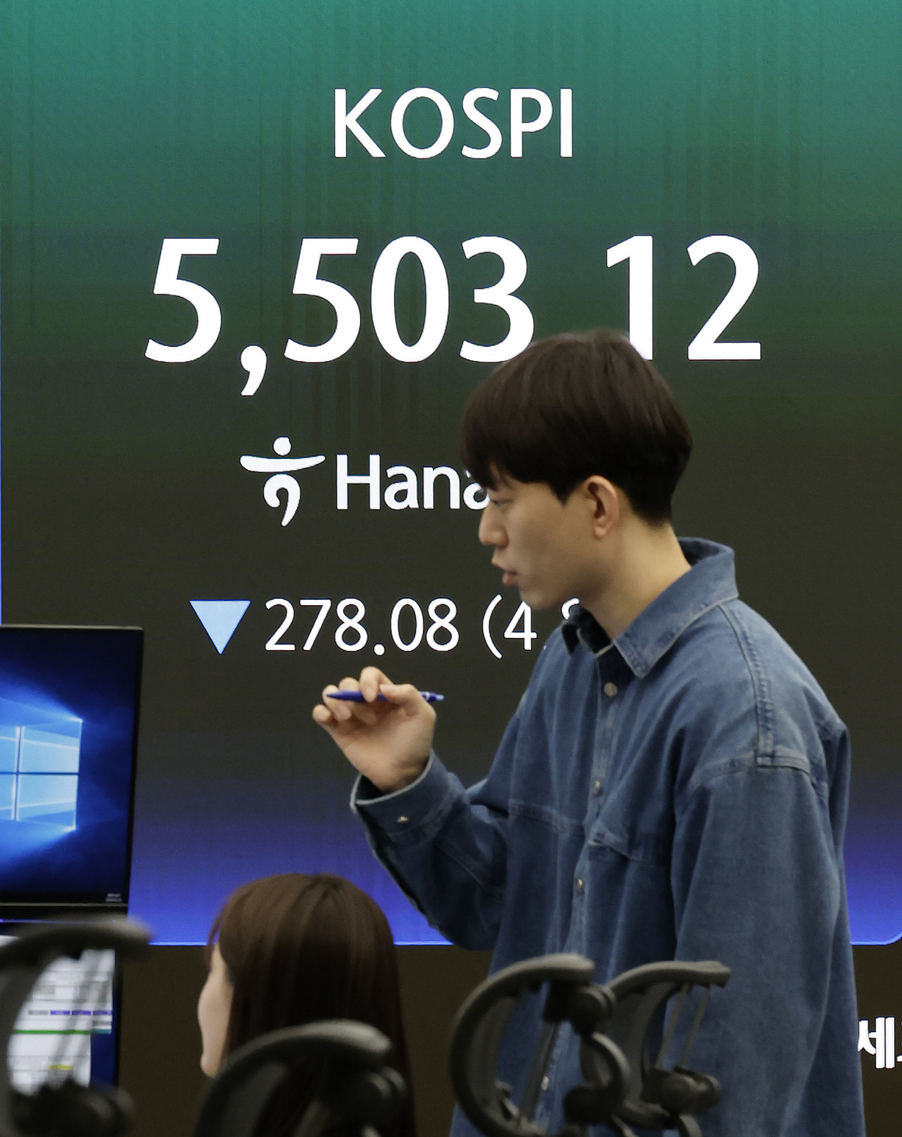 중동 긴장감 고조에 코스피 4%대 급락...매도 사이드카 발동