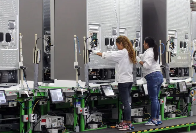 가전까지 번진 관세 부담...삼성·LG, 가격·생산 전략 '고심'