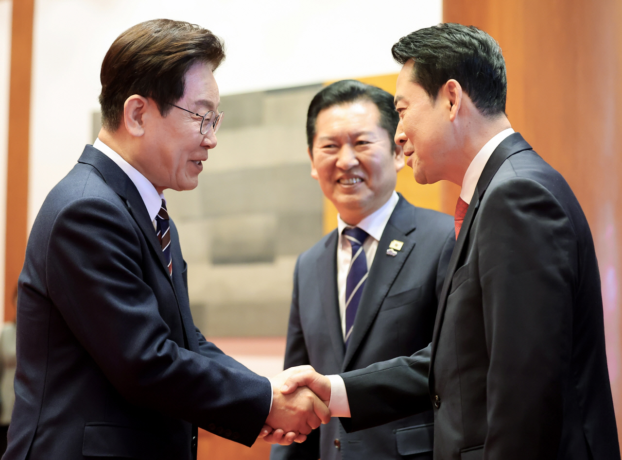 장동혁, 李대통령에 "개헌 전 중임·연임 않겠다" 선언 요구