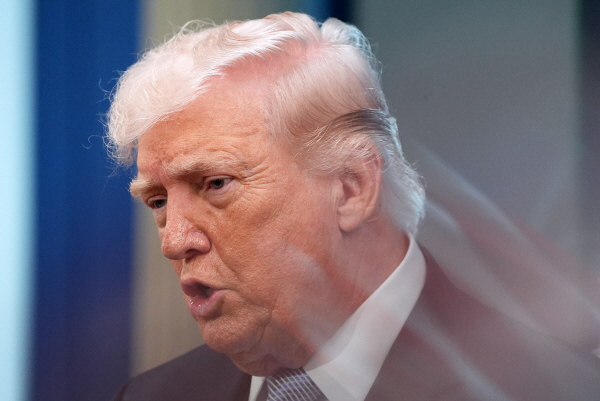 트럼프 "이란 폭격 2주 중단…호르무즈 완전 개방 조건"