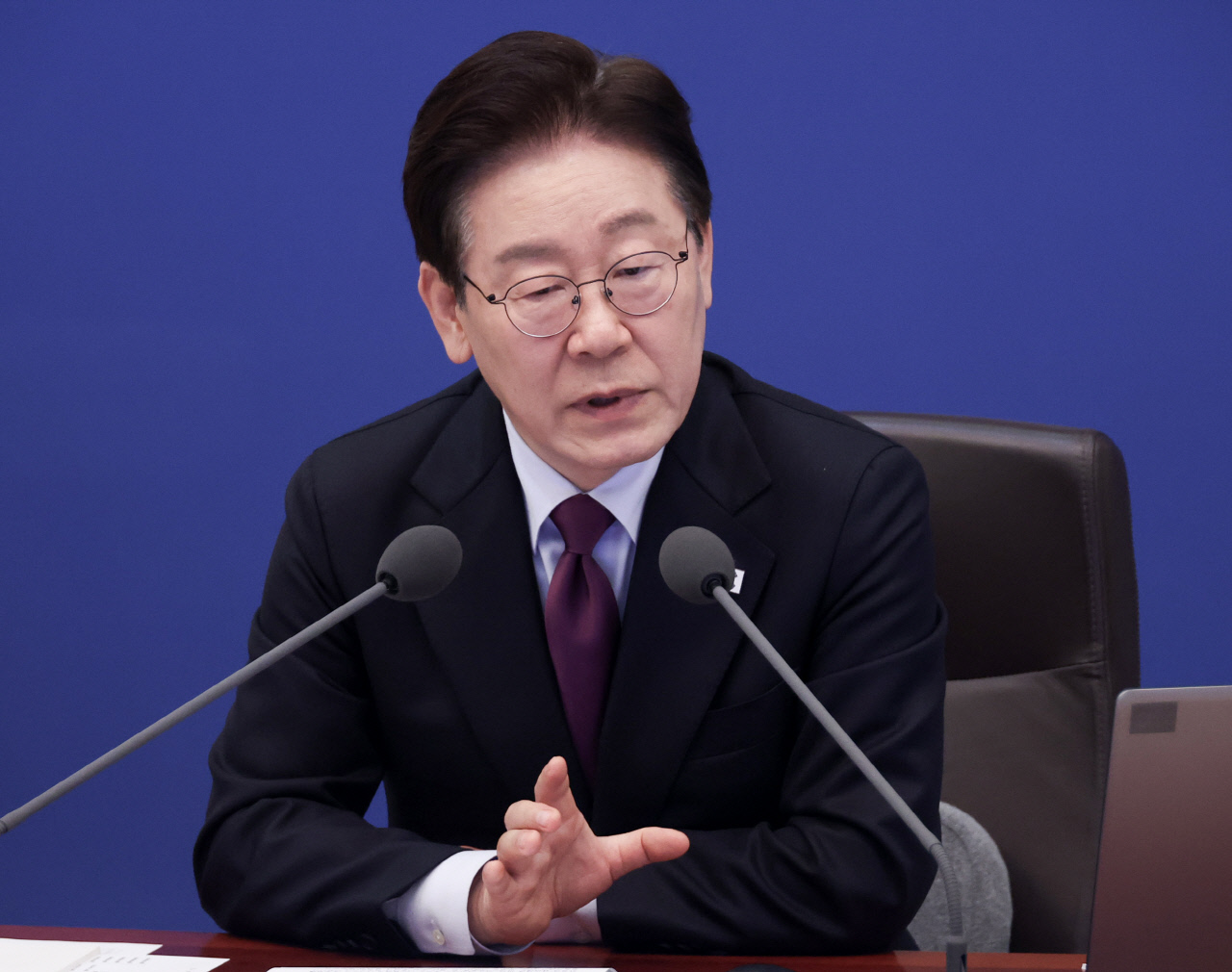 이 대통령 "호르무즈 해협에 발 묶인 韓 선박 안전귀환 시급"