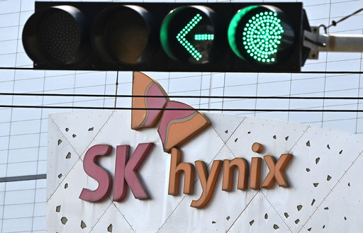 [특징주] 종전 기대에 실적까지 붙었다…SK하이닉스, 112만원 신고가