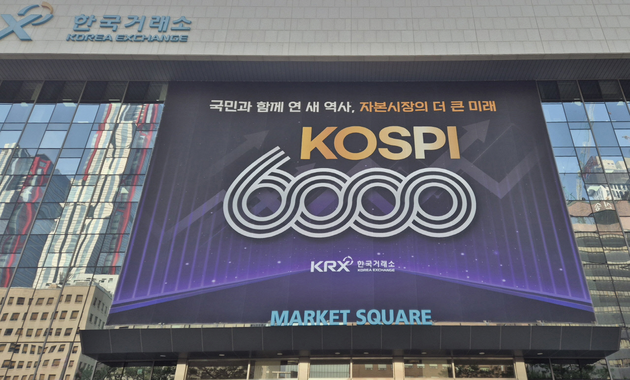 코스피, 종전 협상 기대감 속 1% 상승 출발...6100선 안착