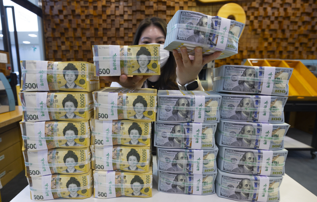 경상흑자 늘어도 원화 약세…한은이 짚은 '환율 새 공식'은?