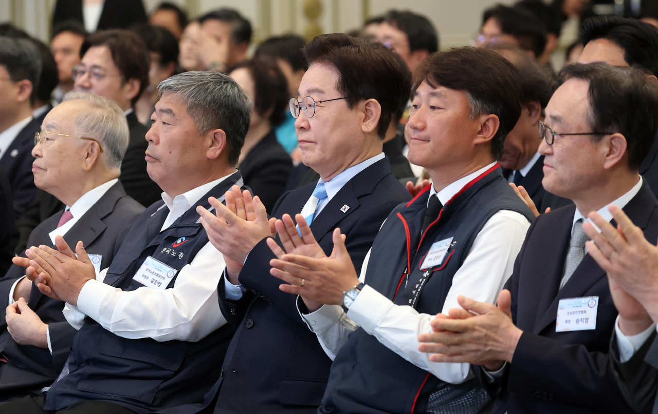 이 대통령 "'친노동은 반기업, 친기업은 반노동' 낡은 이분법을 깨야"