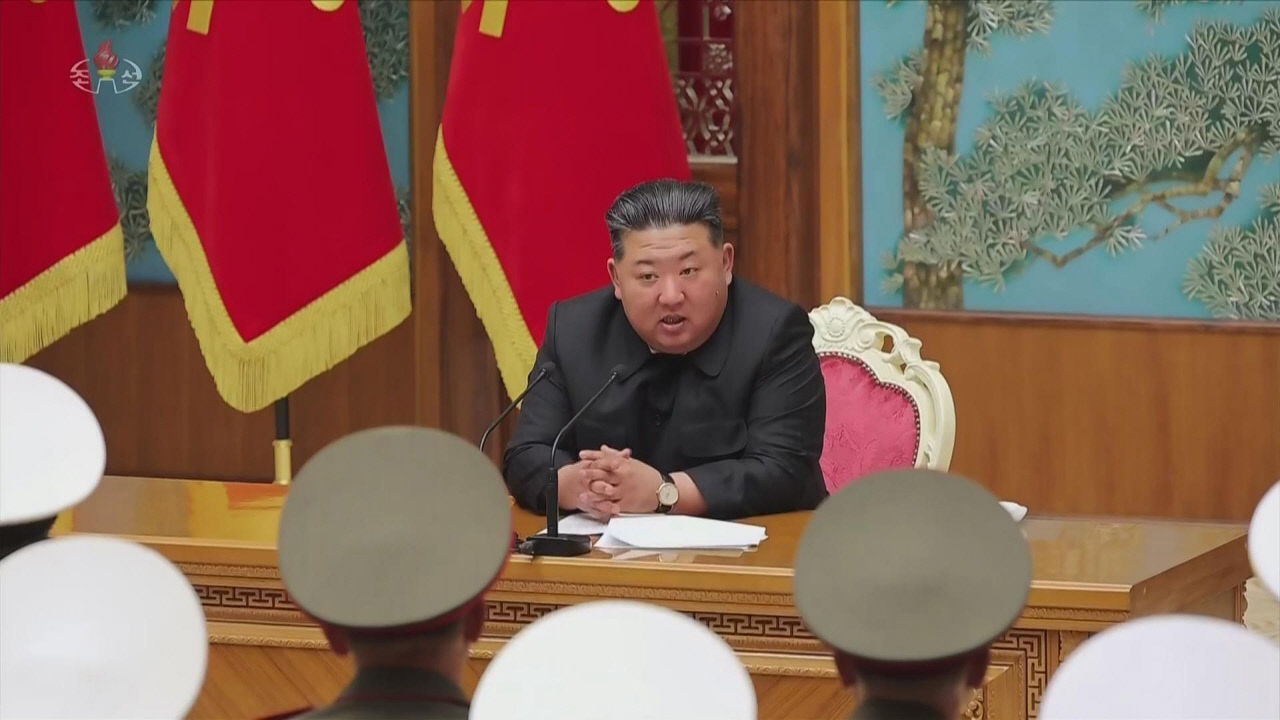 “서울 겨눈 AI 미사일” 김정은 참관 속 北 신형 무기 시험발사