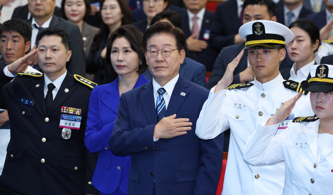 부산 찾은 이 대통령 "YS 꿈꿨던 해양강국 韓 도약 앞당길것… 해양강국 비전을 동남권에서 실현"