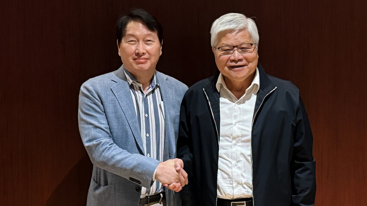 최태원 회장, AI 반도체 대응 위한 글로벌 광폭 행보…SK하닉·엔비디아·TSMC '삼각 동맹'
