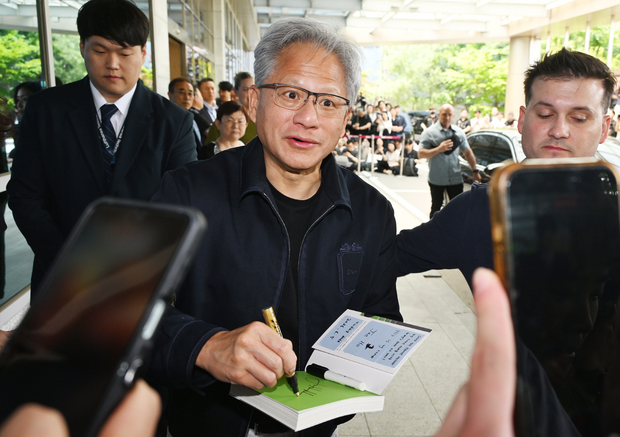 젠슨 황 엔비디아 CEO 방한, "국내 반도체 3사 HBM 자격 심사 모두 통과"