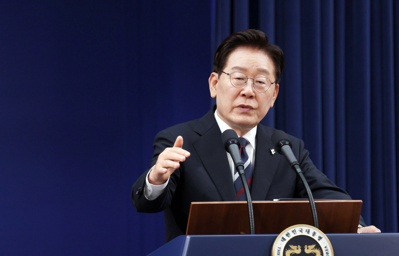 이 대통령 "민주당 내부 경쟁, 원수 싸우듯 하지 마라… 당정은 서로에게 격려·지적할 수 있어"