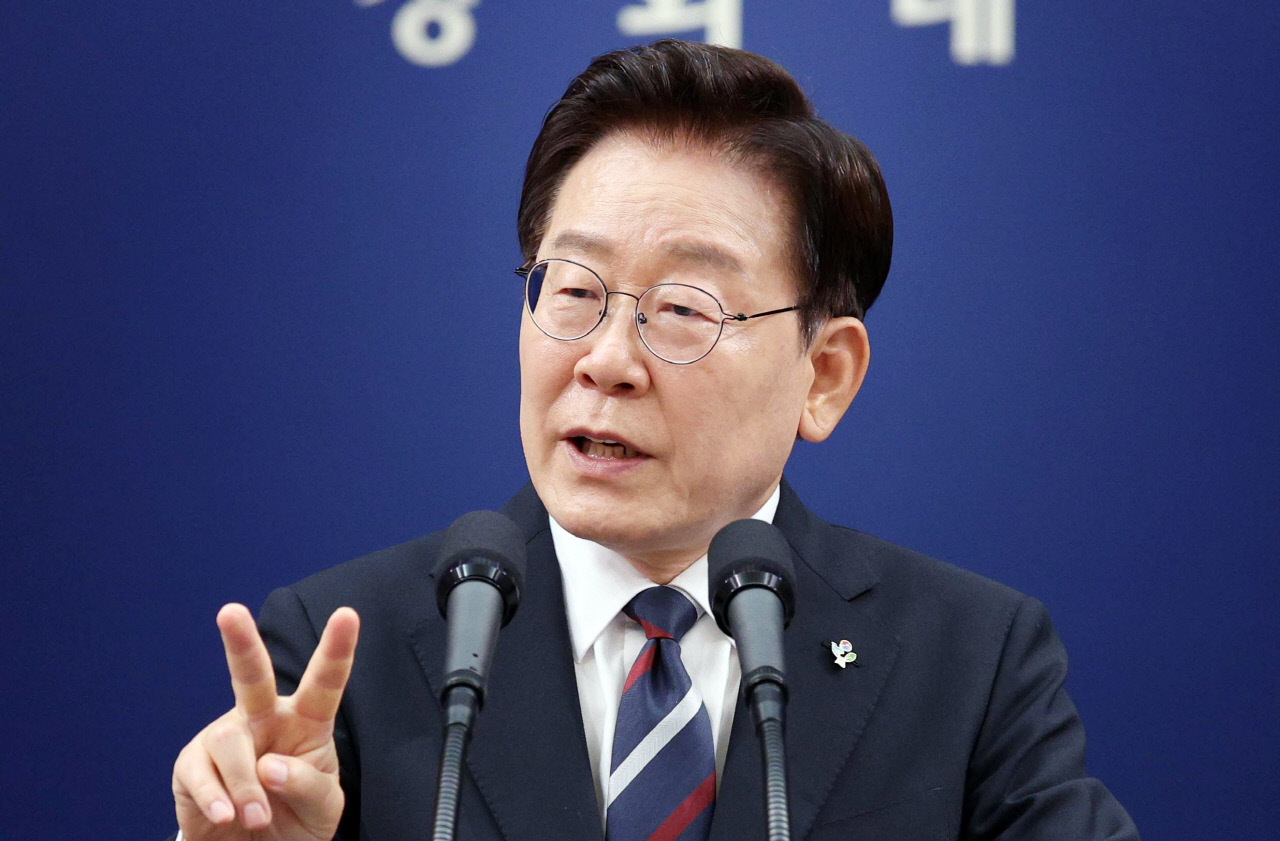 청와대, '보유세·양도세 강화' 카드 만지작… 반도체 호황으로 인한 부동산 상승 우려