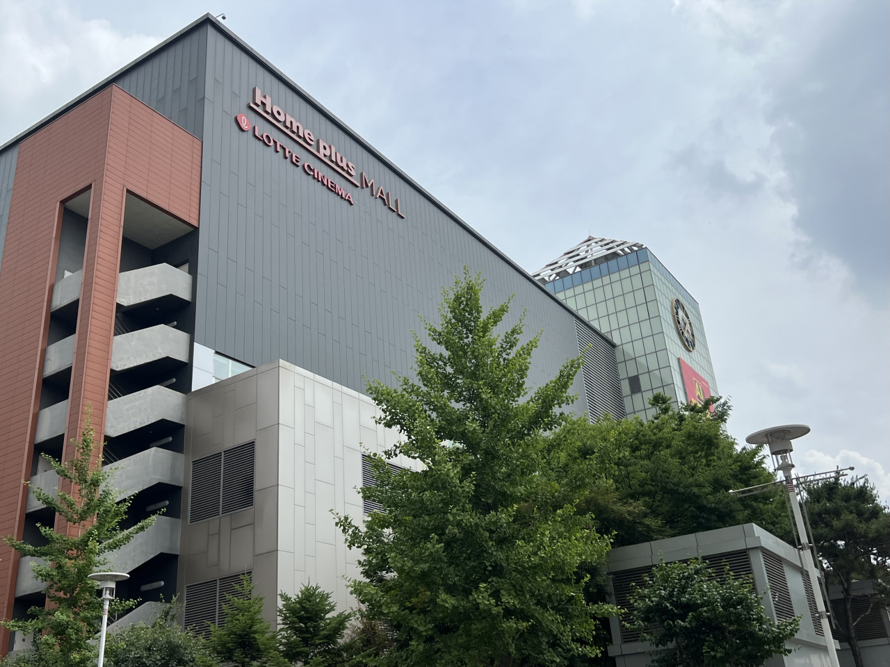 [르포] "채소 칸에 도마·국자라도"... 홈플러스의 처절한 빈자리 채우기