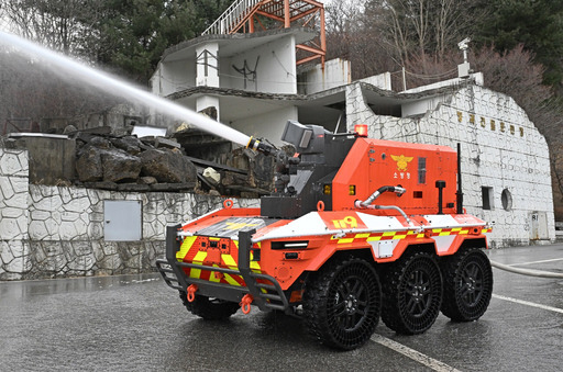 '소방관 안전 가치 실현' 정의선 회장, 무인소방로봇 4대 직접 기증…"기술과 지원 아끼지 않을 것"