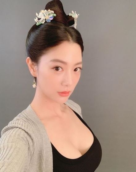 클라라, 올림머리 자랑하는 셀카...'섹시美 폭발' 클라라, 올림머리 자랑하는 셀카...'섹시美 폭발'