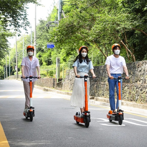 킥보드 '헬멧 의무화' 답일까...규제에 허리 휘는 업체들 킥보드 '헬멧 의무화' 답일까...규제에 허리 휘는 업체들