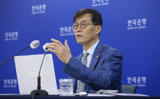 [포토] 이창용 한국은행 총재, 물가안정목표 운영상황 점검 설명