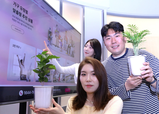 침대 위에서 편안하게 휴식하는 고양이