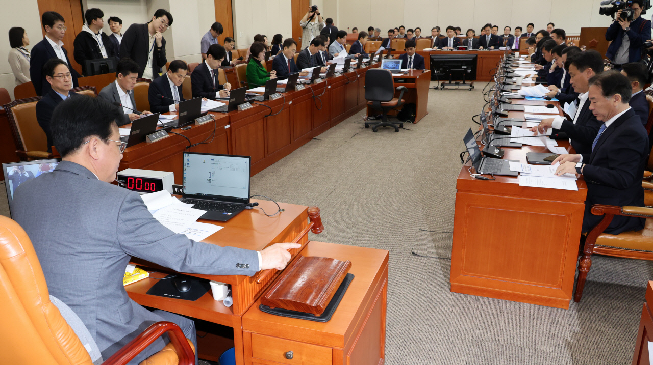 국회, 12조 규모 추경안 심사 본격 돌입… '지역화폐' 두고 설전 벌어져