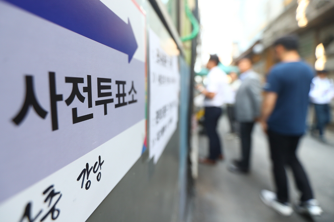 '역대급' 투표율 예상했던 사전투표, 34.74%로 2위…아전인수 해석 분분