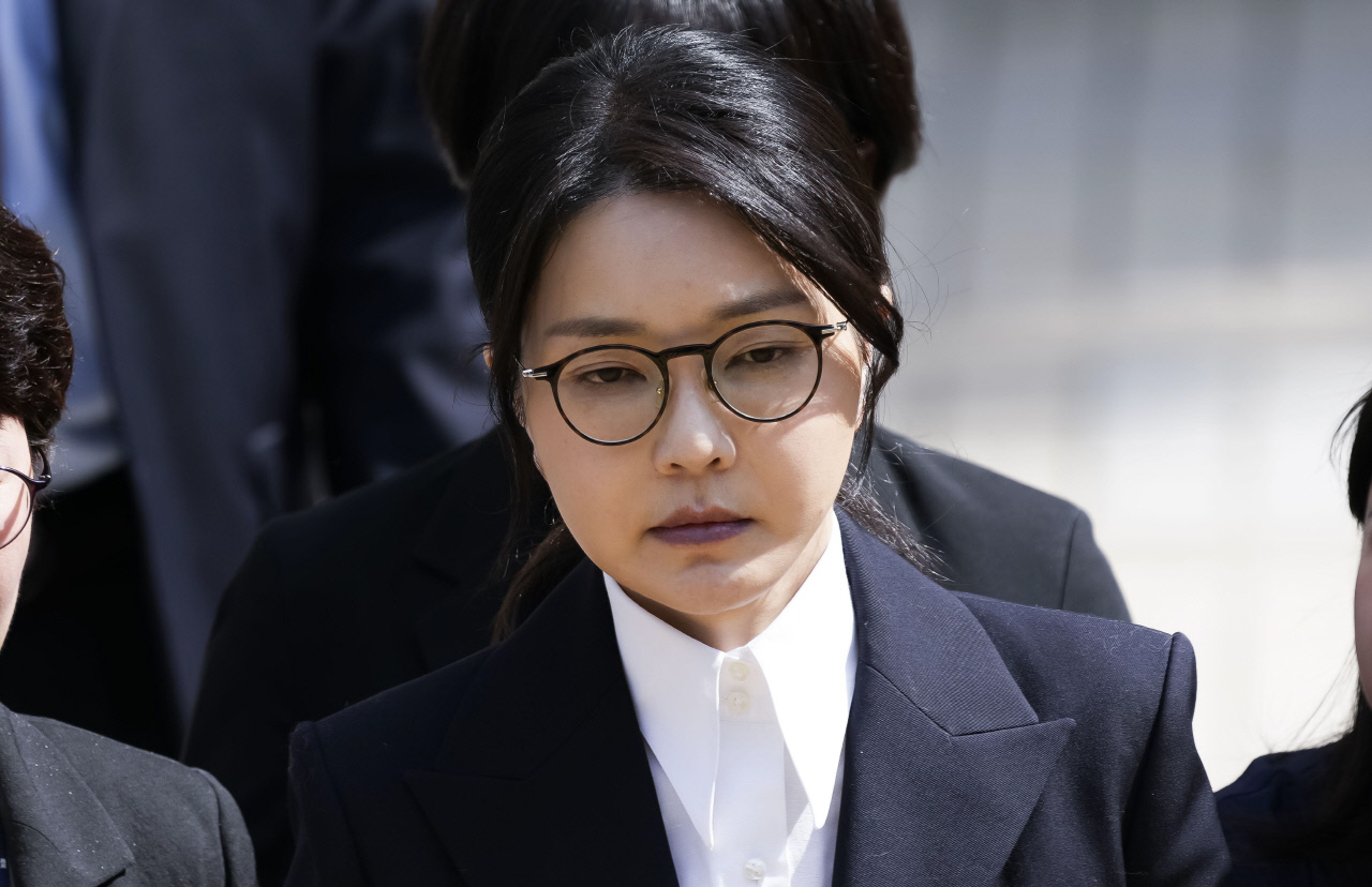 사상 초유 前 영부인 구속에 與 "사필귀정"·野 "유감"
