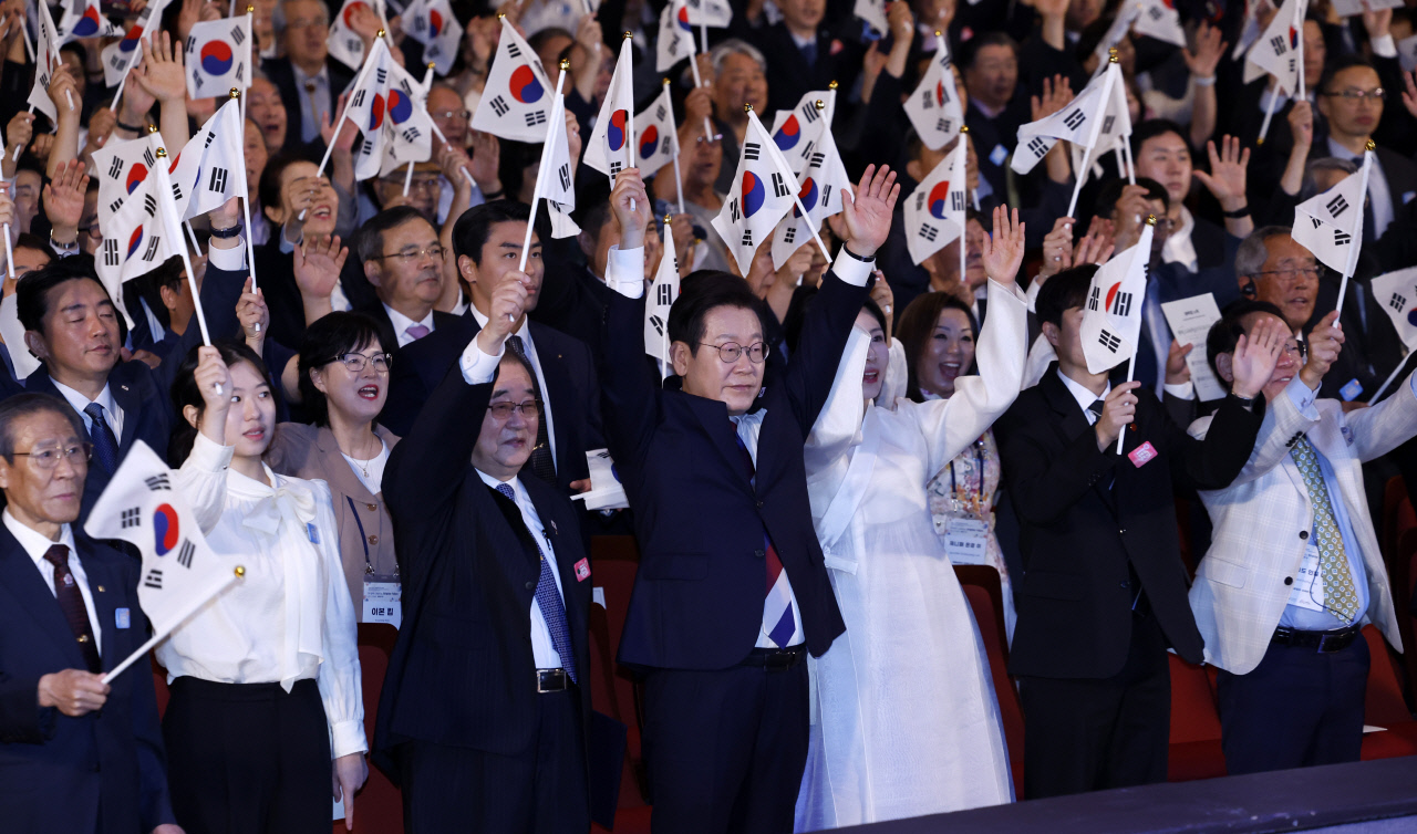 첫 광복절 경축식 참석 李 대통령… "日정부, 아픈역사 직시하고 노력하길 기대"