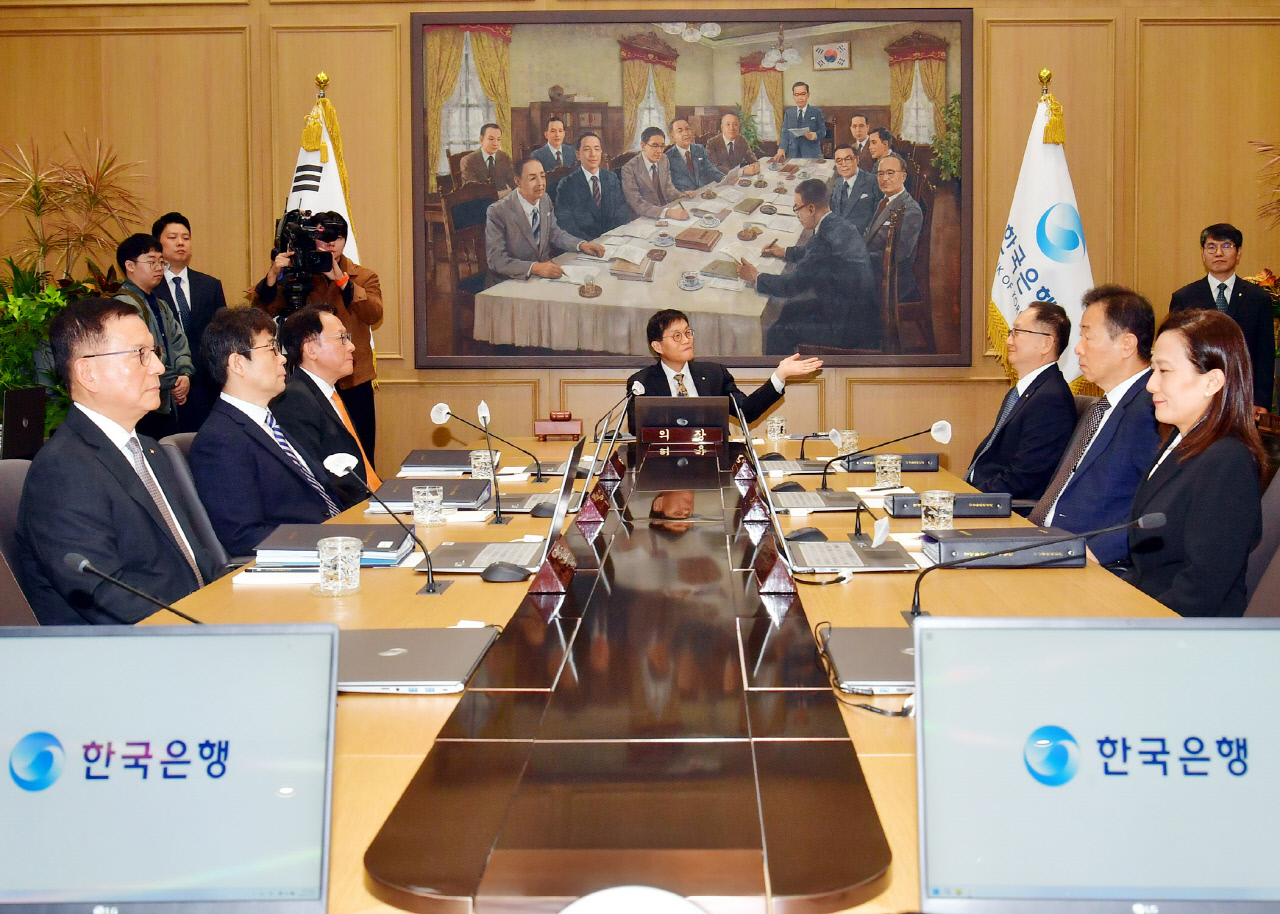 한은, 기준금리 동결…“부동산·환율 먼저 살핀다”