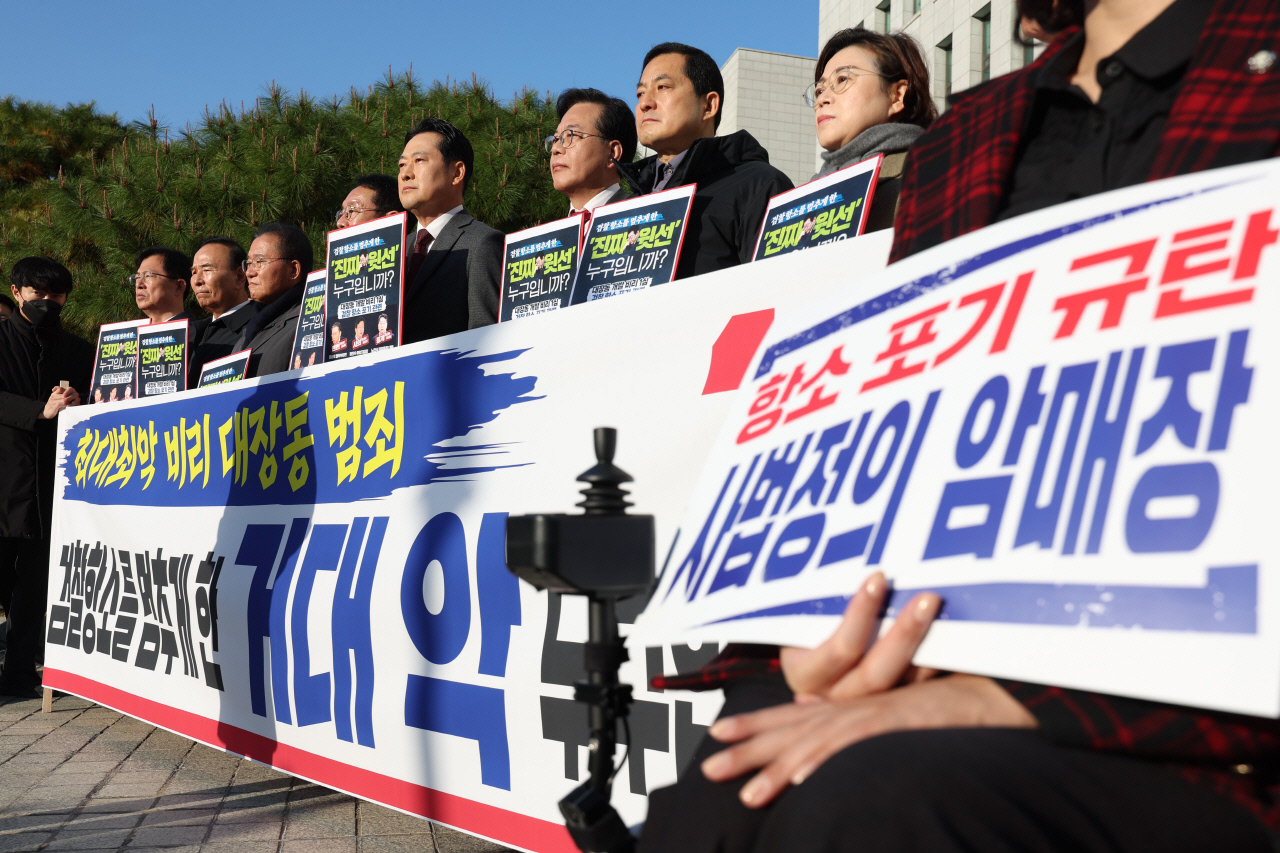 대검 찾은 野 의원들, 항소 포기 논란에 "李 죄 가리기 위해 국가기관 해체 프로젝트 멈추라"