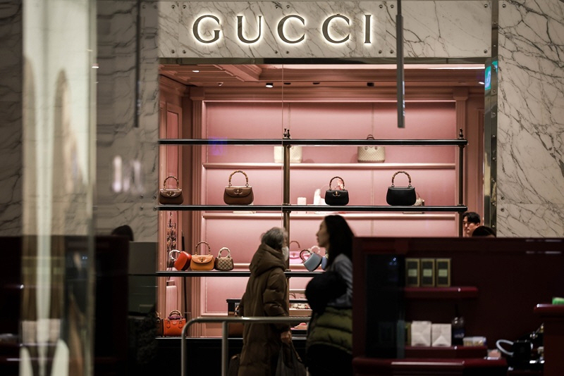 "소비 양극화"…블프 할인 시즌, 명품업계는 N차 인상 릴레이 이어진다