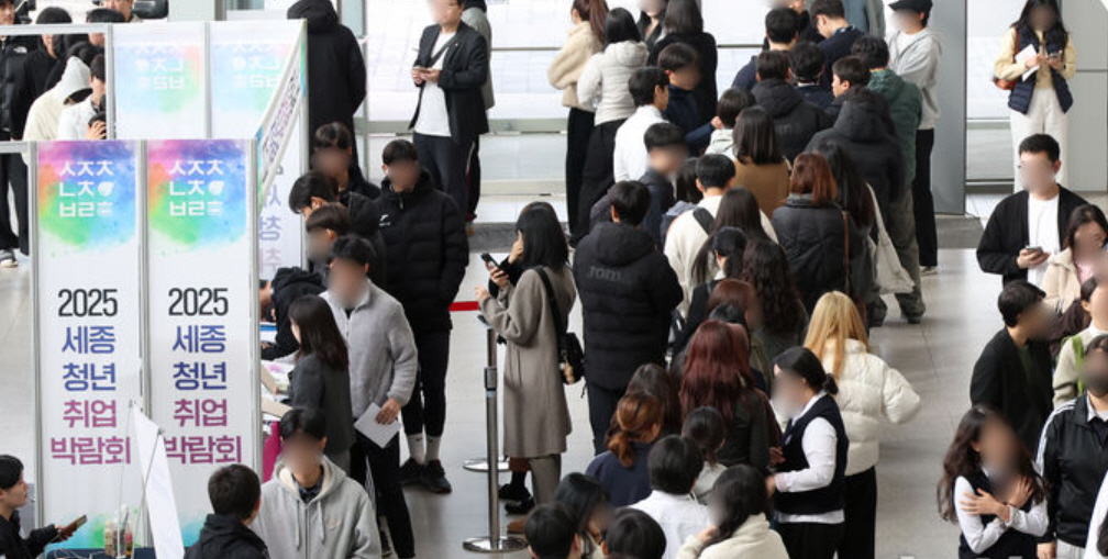29세이하 고용률 18개월째 내리막...30대에선 '쉬었음' 역대 최다
