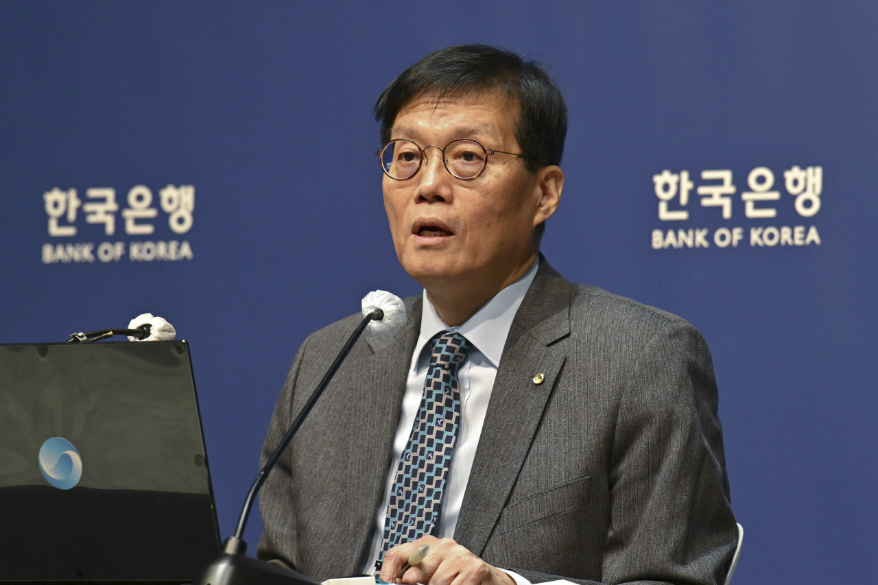 한은, 금리 동결…올해 0.9→1.0%·내년 1.6→1.8% 성장전망 상향
