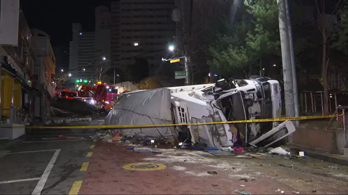 내리막길서 4.5톤 화물차 쓰러져…운전자 사망