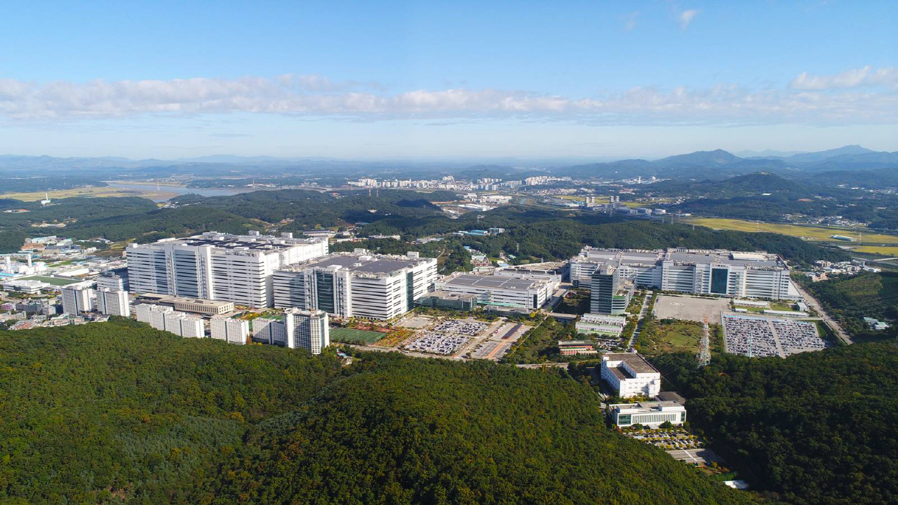 스마트폰 OLED 시장 확대...K-디스플레이, 중소형 패널 주도권 강화